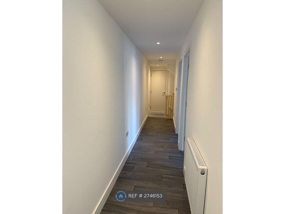 Property photo 2 of 8 Hallway