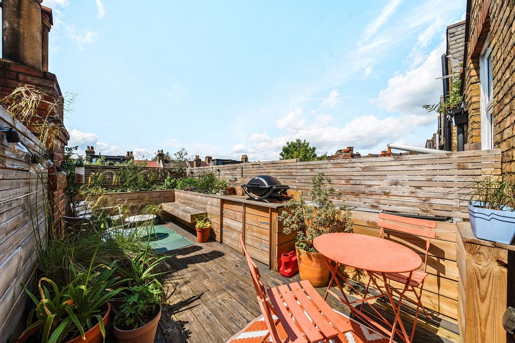 Property photo 2 of 18 1306097-12-6842Ea...