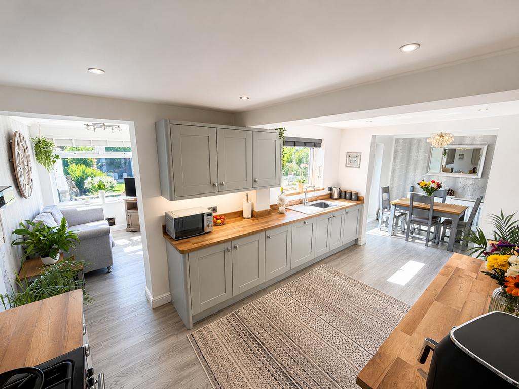 Property photo 2 of 17 29Ec4Fcf-C234-464F-A8A8-4E4F4B815F3D