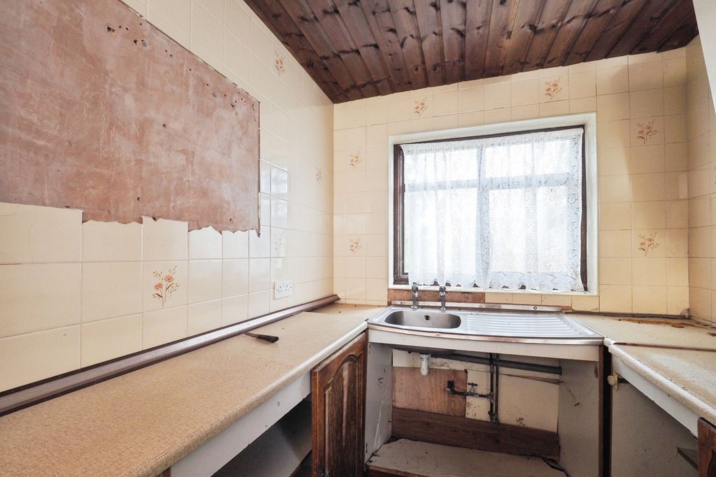 Property photo 3 of 9 Kitchen