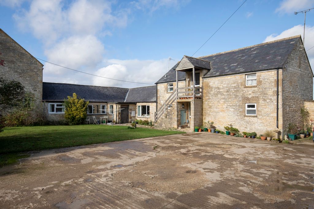 Property photo 1 of 9 Photo 01