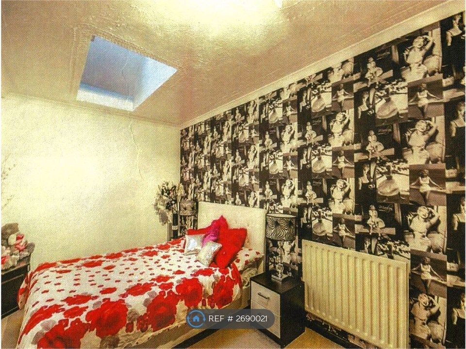 Property photo 3 of 5 Bed Room