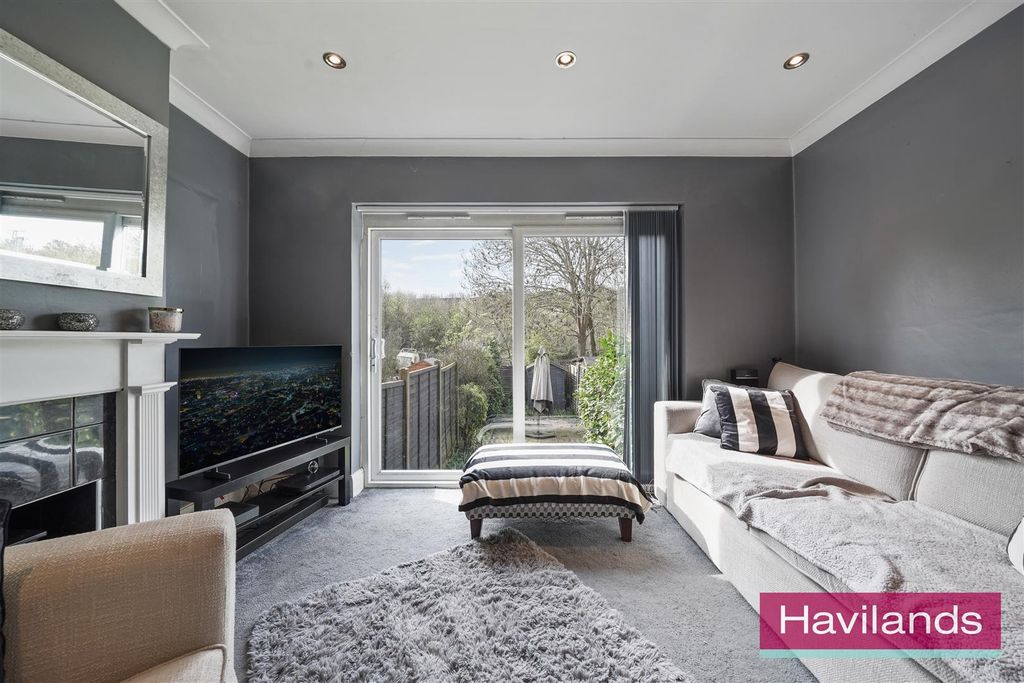 Property photo 3 of 12 Deepdene Court-2.Jpg