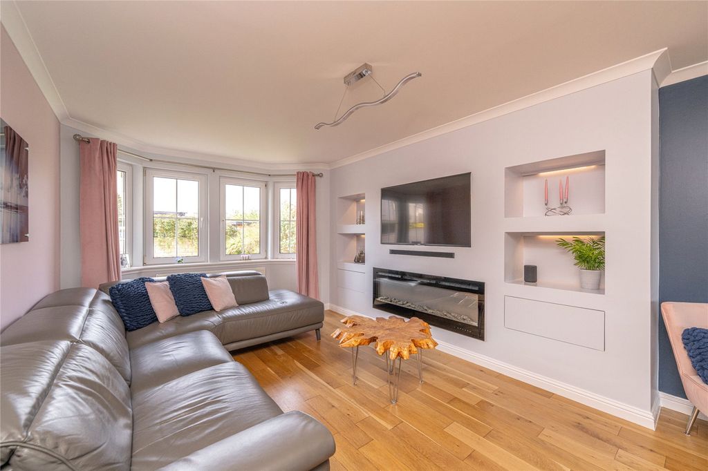 Property photo 2 of 41 Lounge