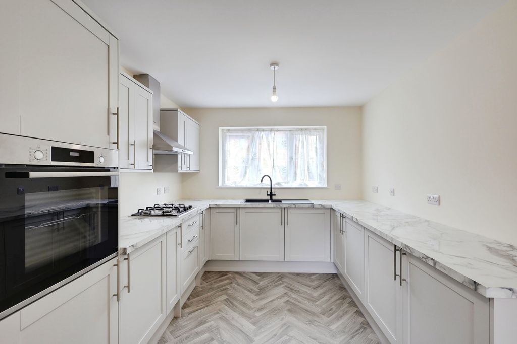 Property photo 3 of 17 Kitchen