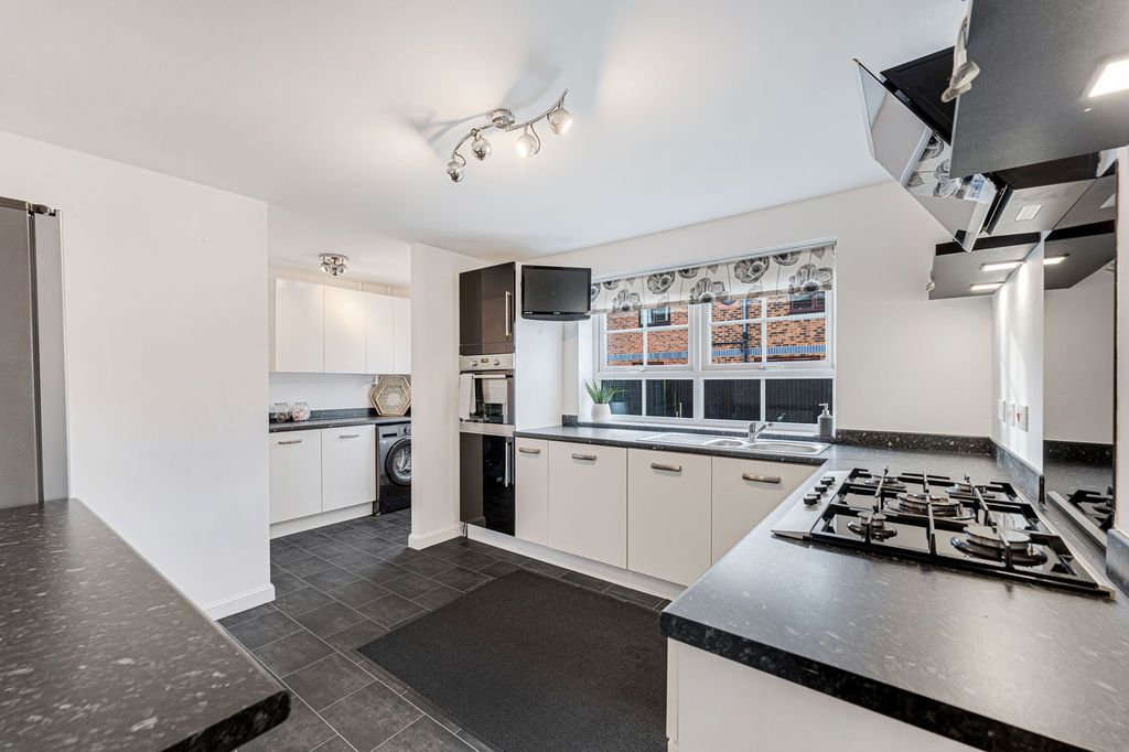 Property photo 3 of 21