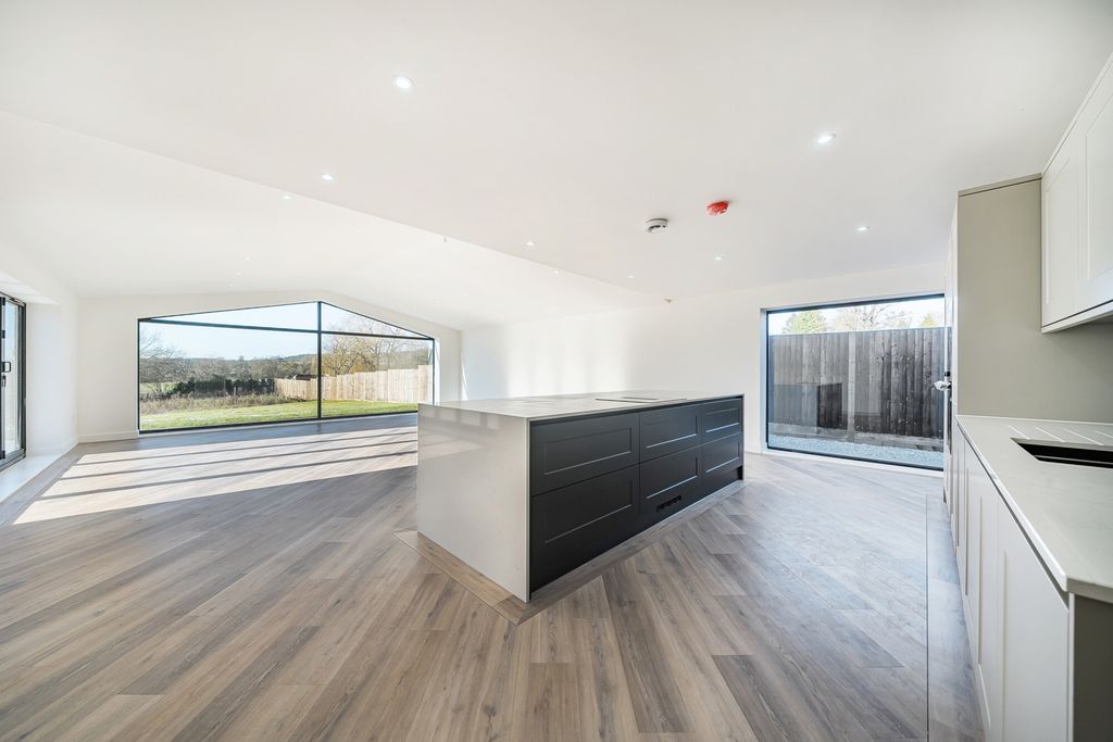 Property photo 2 of 13 1393454-10-695Bc5...