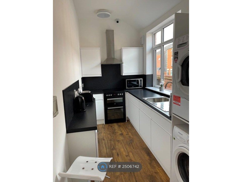 Property photo 2 of 12 Kitchen 2