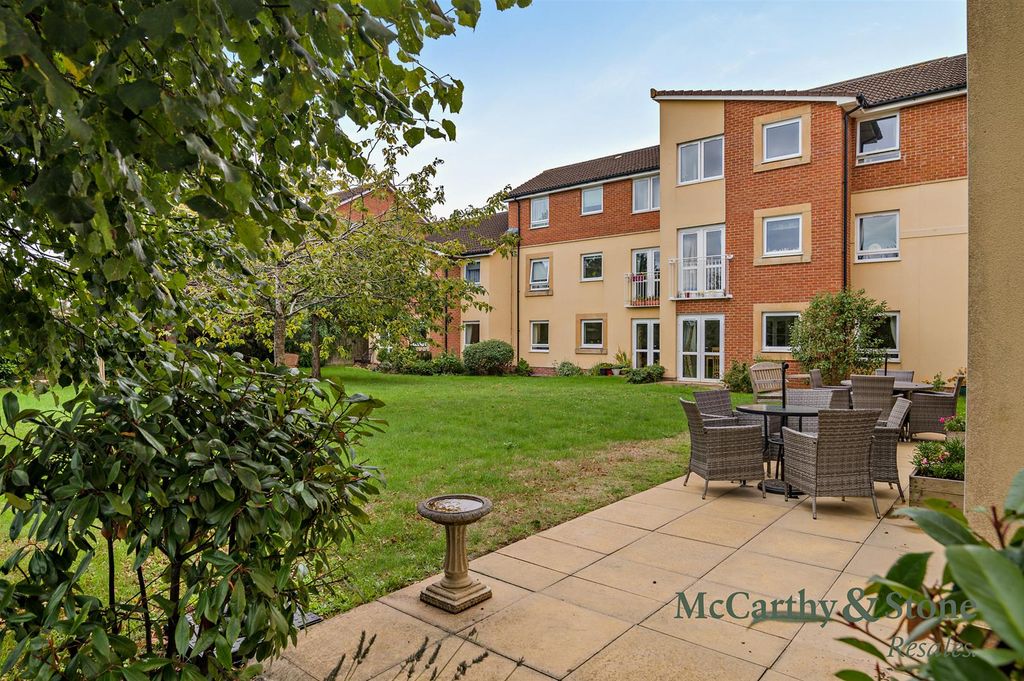 Property photo 1 of 18 Communal Gardens