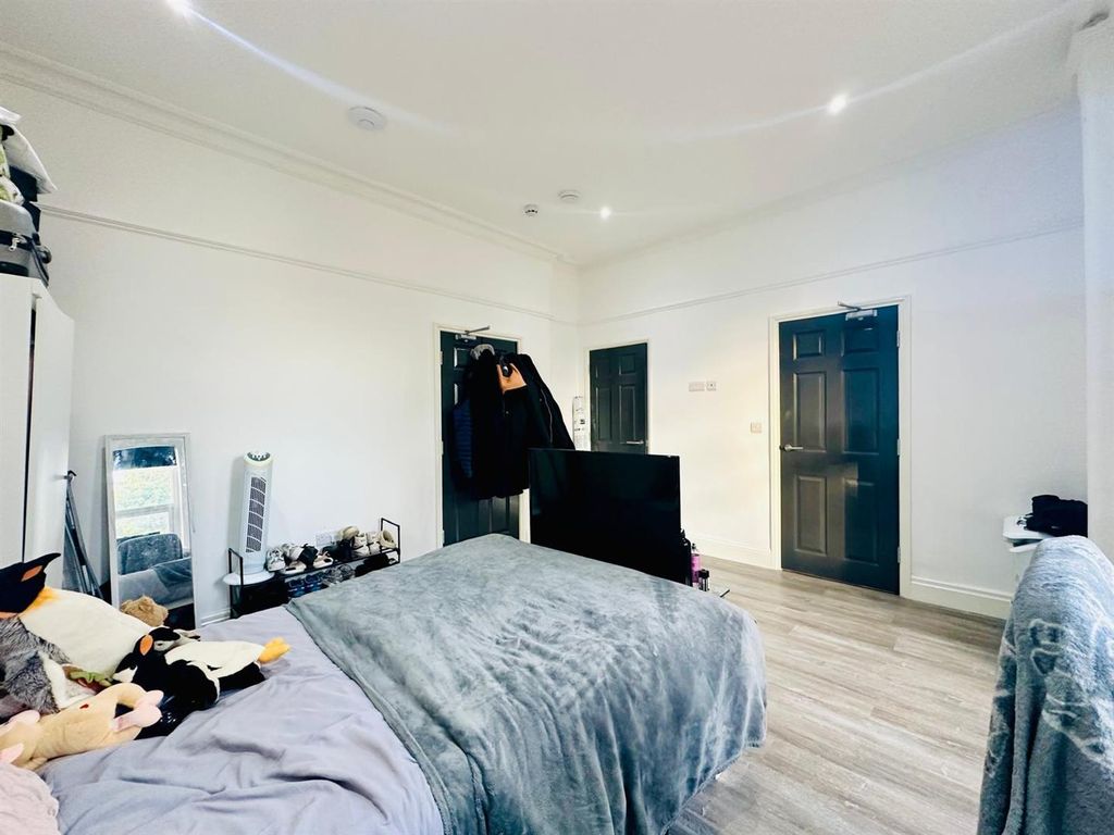 Property photo 2 of 6 Bedroom