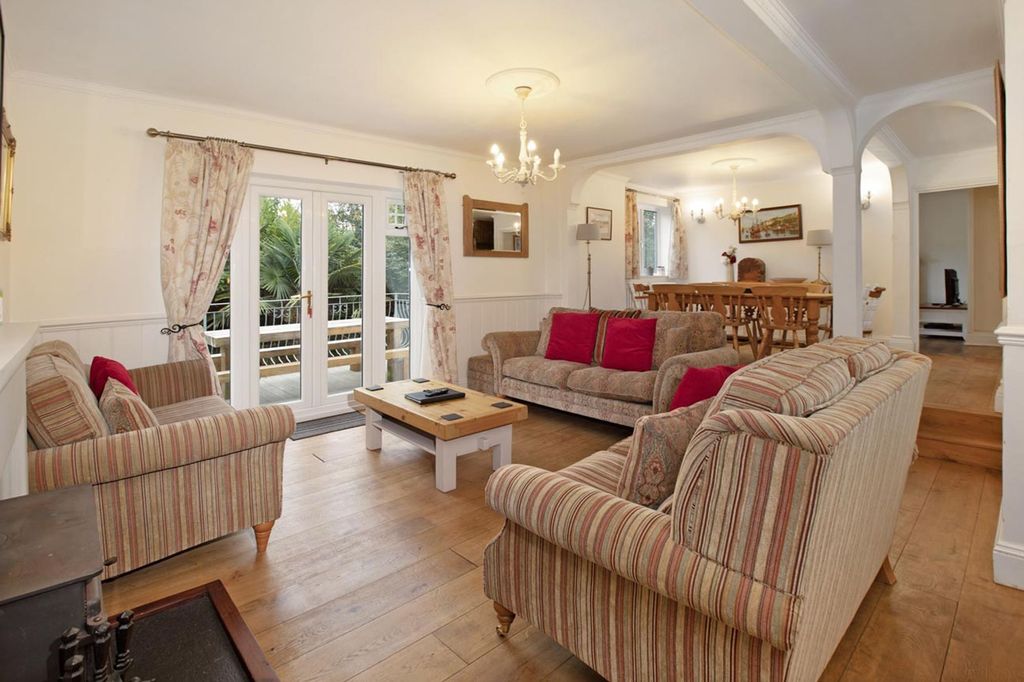 Property photo 2 of 33