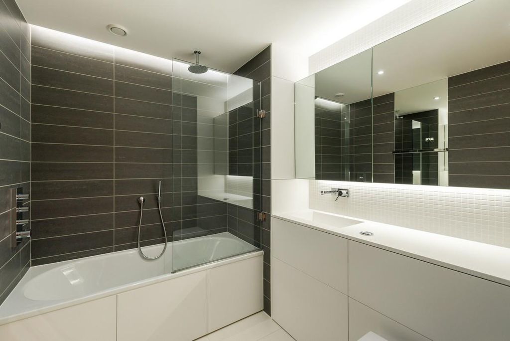 Property photo 2 of 11 Bathroom