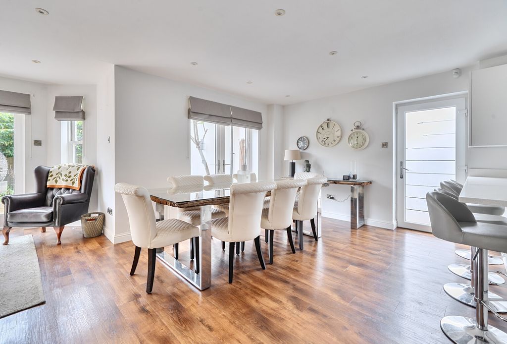 Property photo 3 of 20 Open-Plan Dining