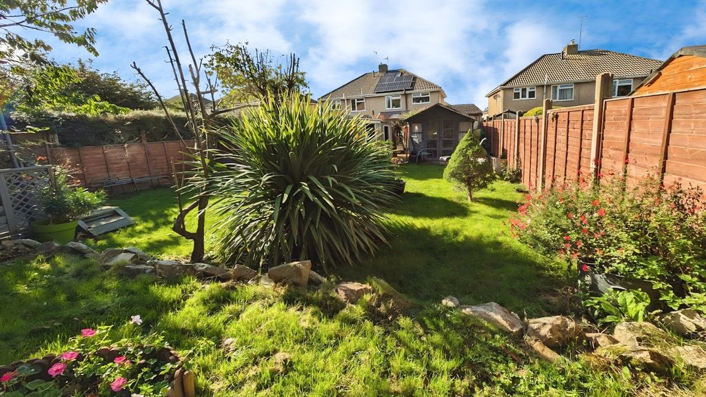 Property photo 2 of 17 Pbox-Garden-344893.Jpg