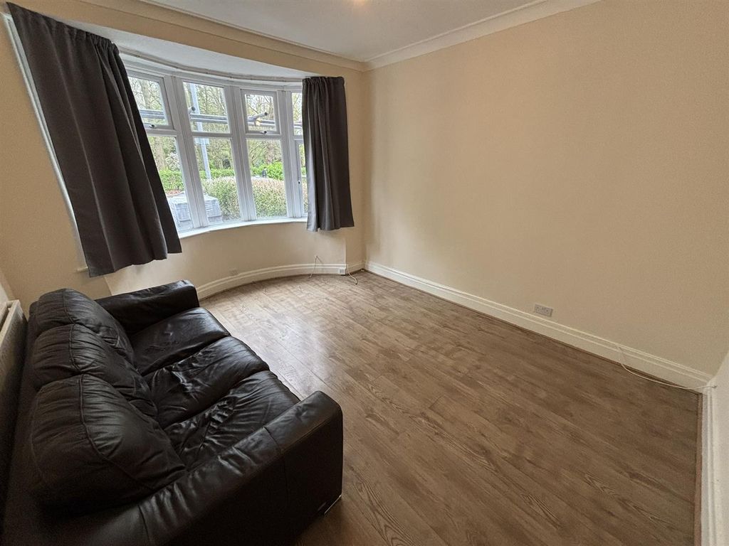 Property photo 2 of 19 Front Lounge