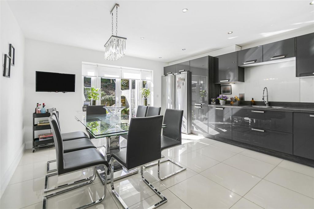 Property photo 2 of 27 Kitchen/Diner