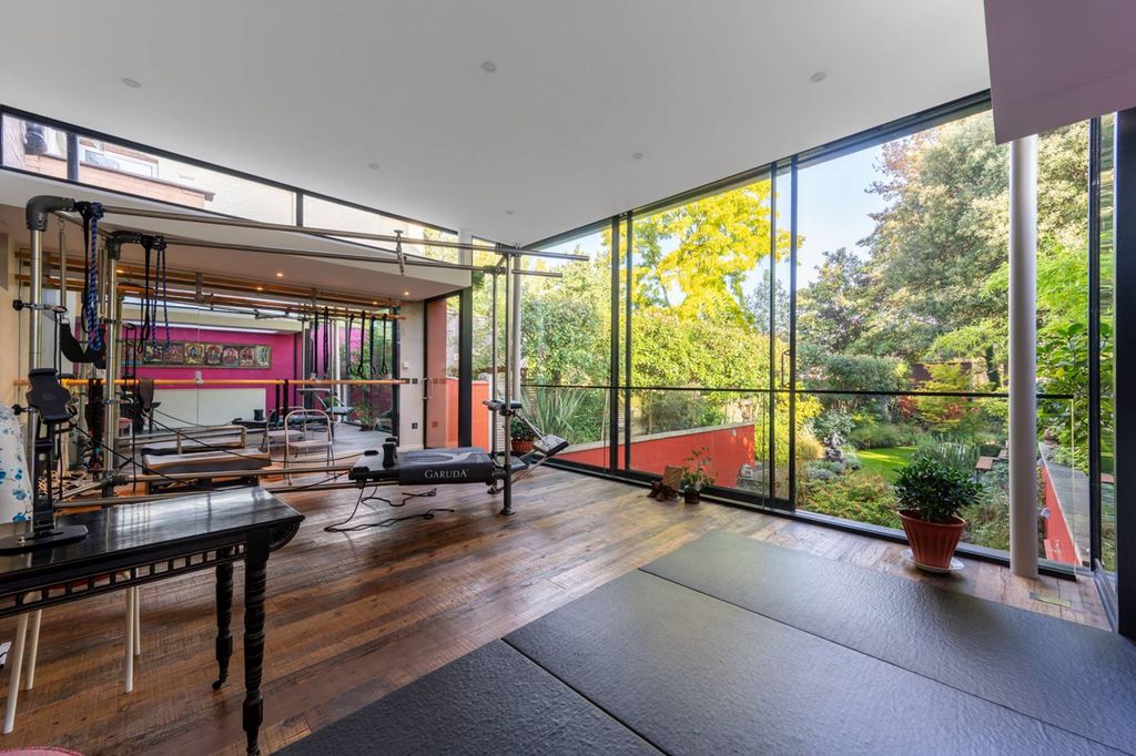 Property photo 2 of 33