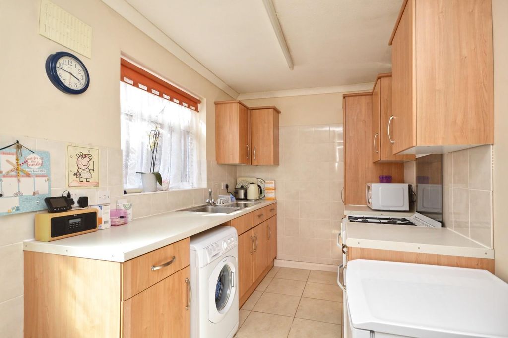 Property photo 2 of 10 Kitchen