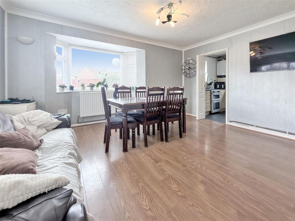 Property photo 2 of 14 Living.Jpg