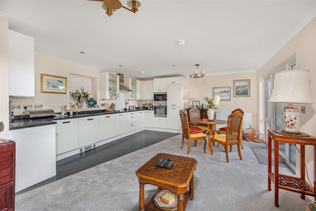 Property photo 3 of 19 77 Park Gardens, Banbury-6.Jpg