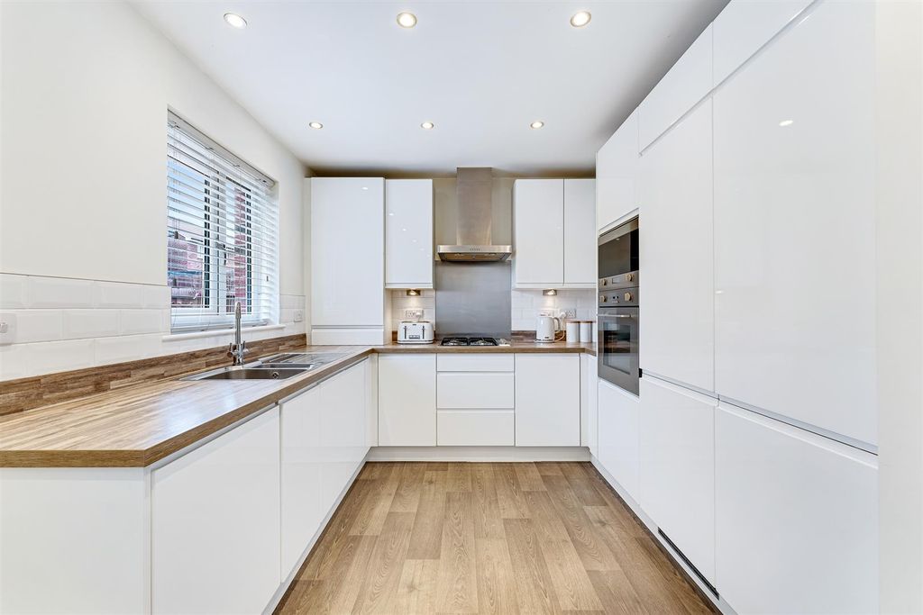 Property photo 3 of 35 12 Atherton Drive-19.Jpg