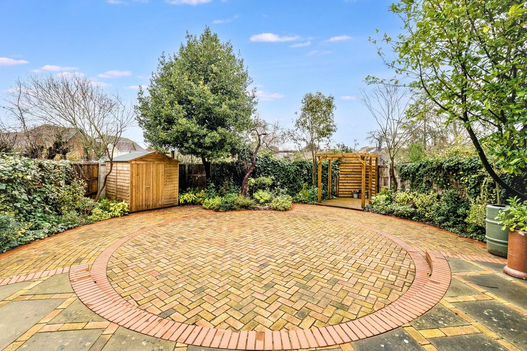 Property photo 2 of 32