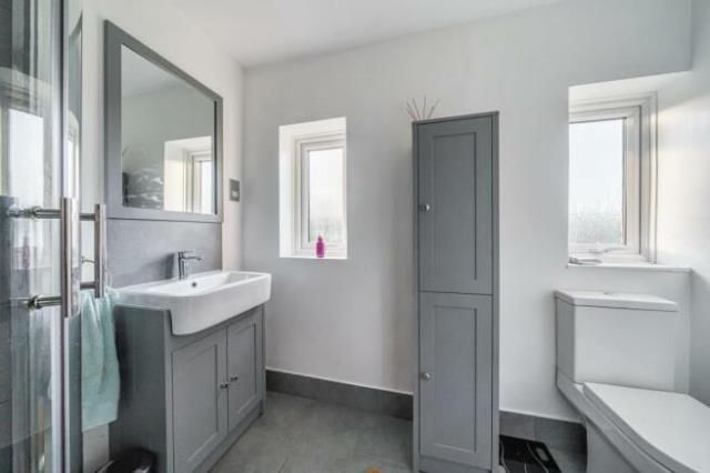 Property photo 3 of 10 Bathroom