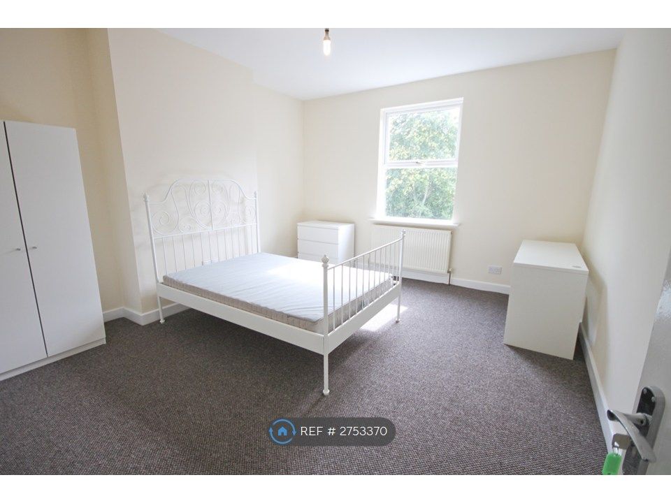 Property photo 2 of 11 Bedroom 1