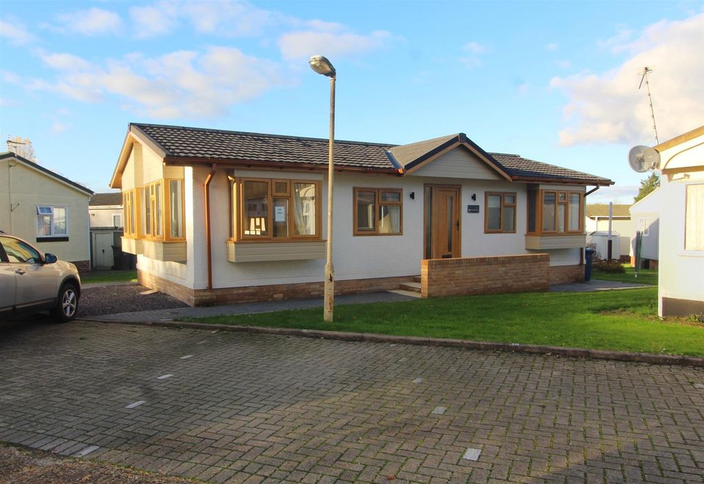 Property photo 2 of 11 E Parking.Jpg