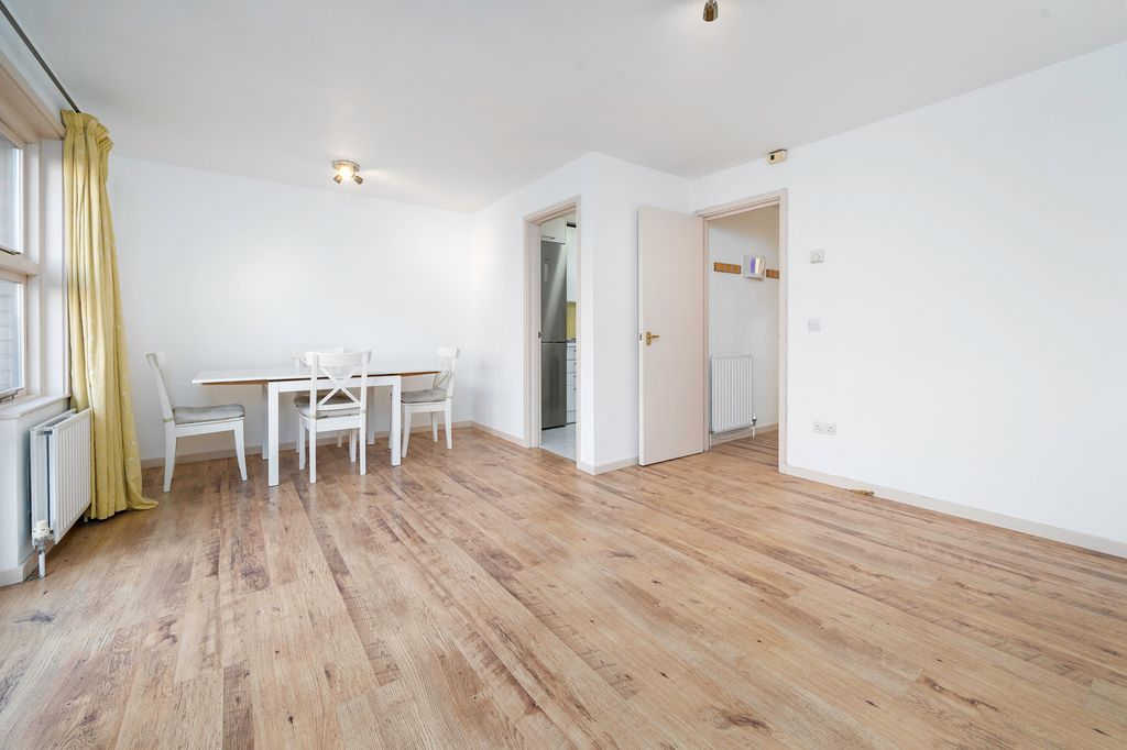 Property photo 3 of 17 Photo 04