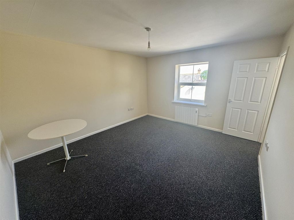 Property photo 1 of 10 Bedroom 1 (1/2)