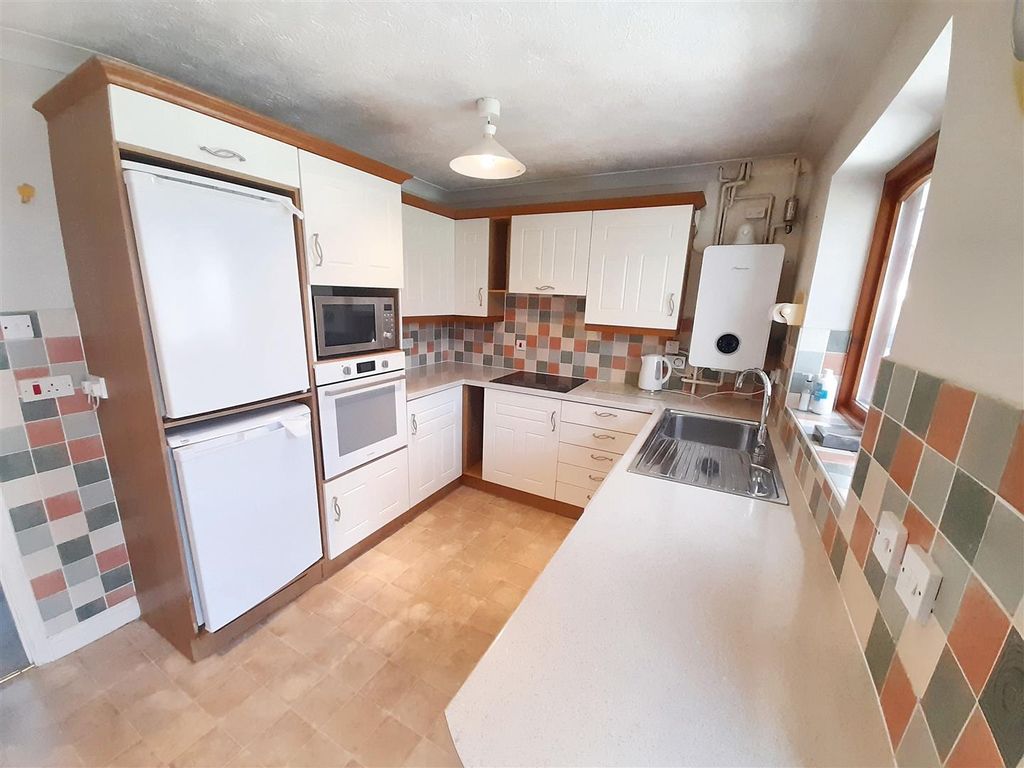 Property photo 3 of 19 Kitchen