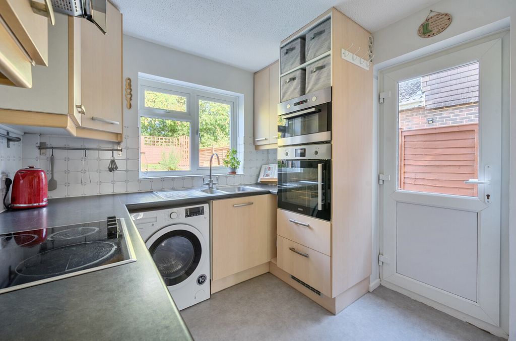 Property photo 2 of 12 1358140-12-68d137...