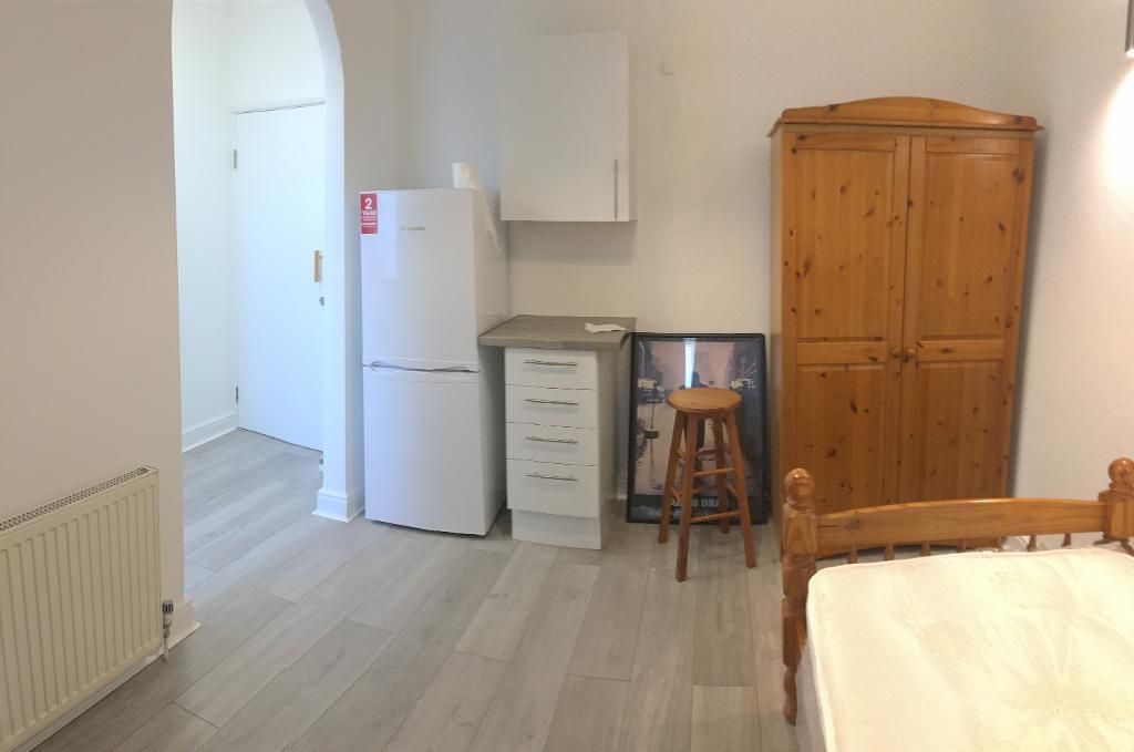 Property photo 1 of 4 Studio For Rent