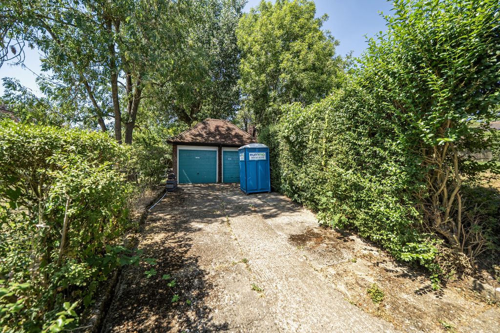 Property photo 1 of 10 Garage