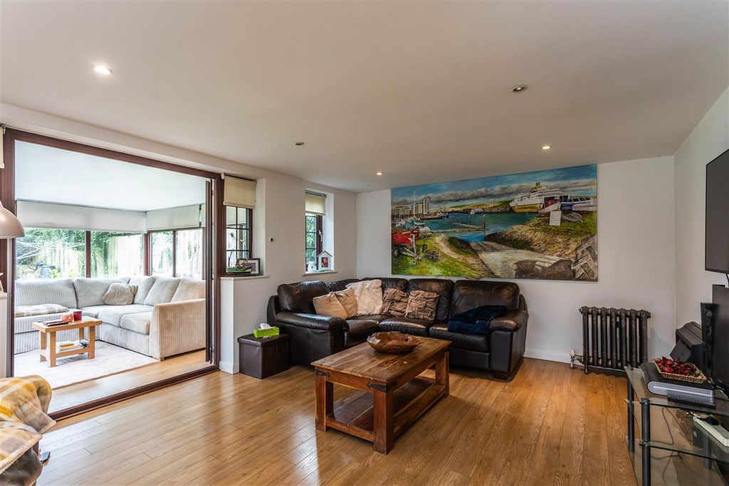 Property photo 3 of 13 Gatehouse20.Jpg