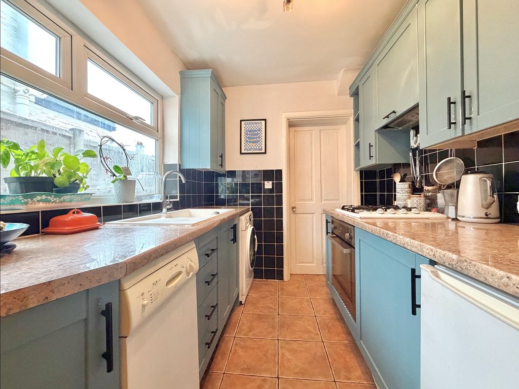 Property photo 3 of 11 Kitchen