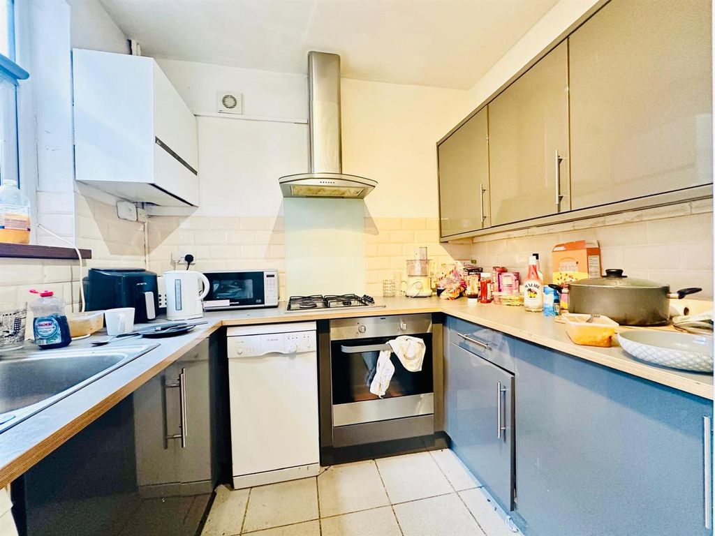 Property photo 1 of 11 Kitchen