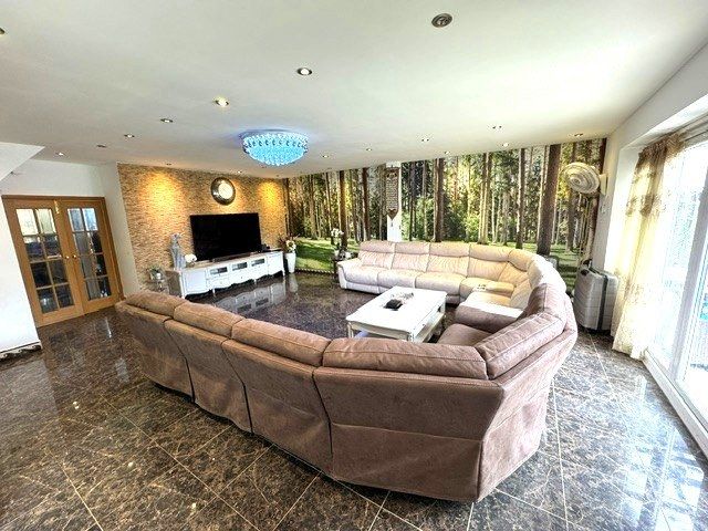Property photo 3 of 21 Gallery