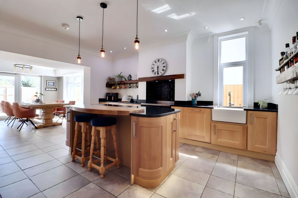 Property photo 2 of 30 Stunning Open-Plan Kitchen Dining Space