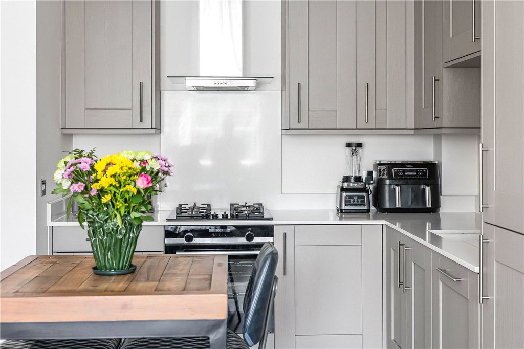 2 bed flat for saleBryan Gardens, Binfield, Bracknell, Berkshire RG42 photo 4