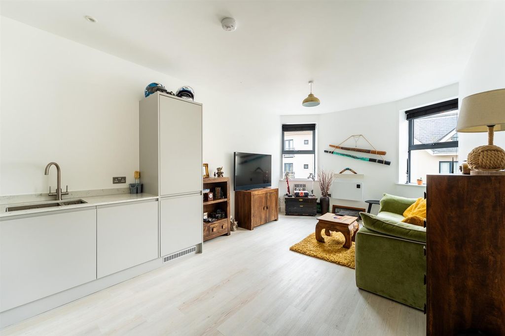 Property photo 2 of 9 Kitchen Lounge 1.Jpg