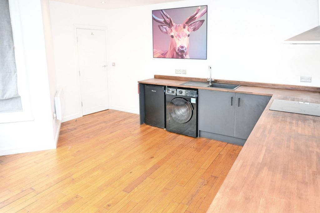 Property photo 3 of 7 Kitchen