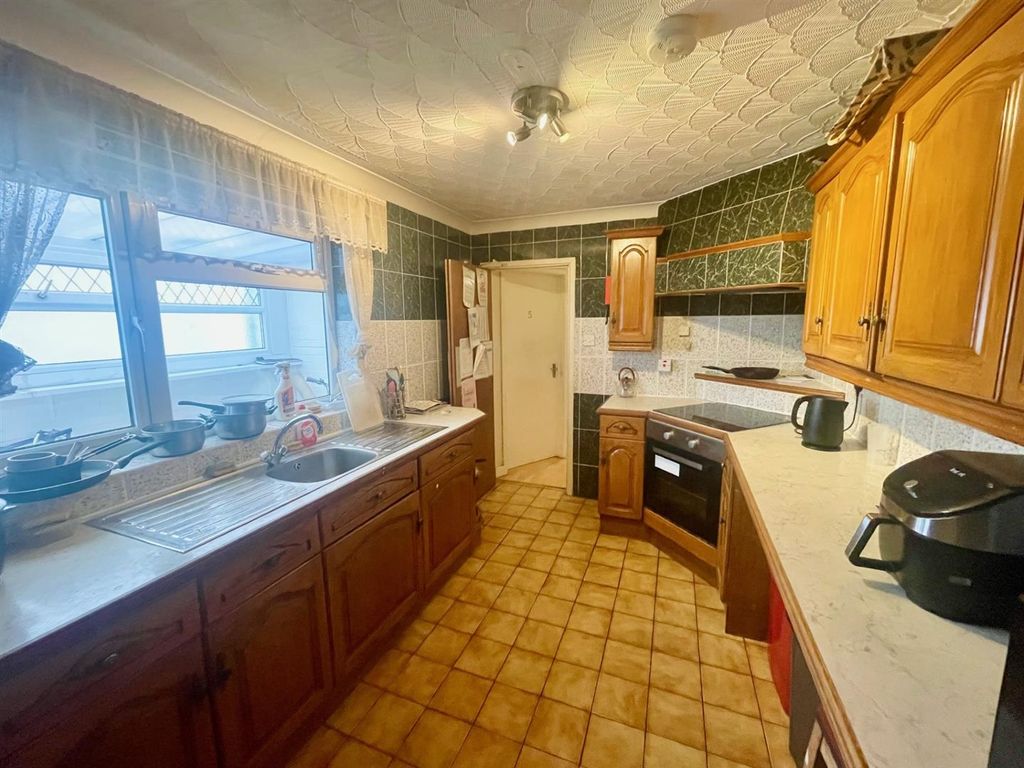 Property photo 2 of 11 Kitchen.Jpg