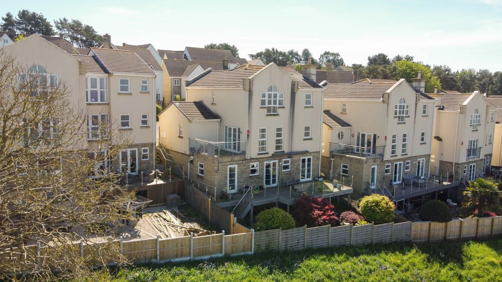 Property photo 3 of 32 8