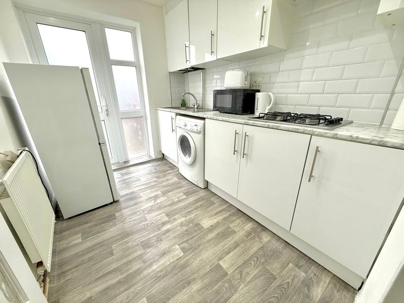 Property photo 3 of 10 Kitchen