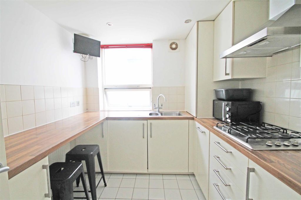 Property photo 3 of 9 Kitchen