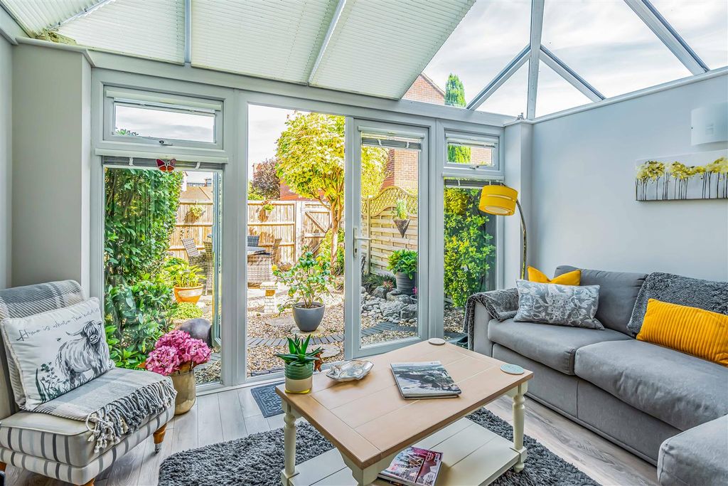 Property photo 3 of 22 52 Warblington Street, Portsmouth-Small-Porticomar