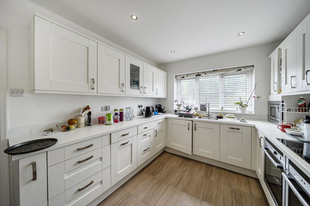 Property photo 2 of 19 1452051-16-69Fdcf...