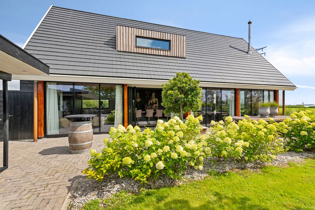 Property photo 2 of 98